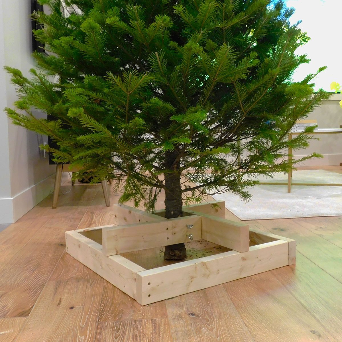 DIY Christmas Tree Stand: A Fun and Easy Project for You and Me